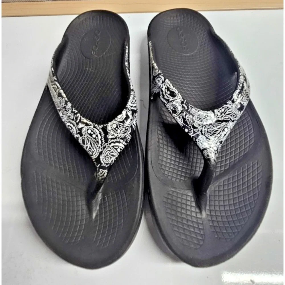 OOFOS OOLala flip‎ flop Limited Bandana Paisley woman sandal black Sz US 6/EU37